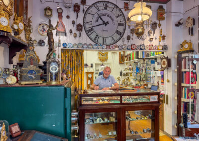 Uhrmacher bei der Arbeit